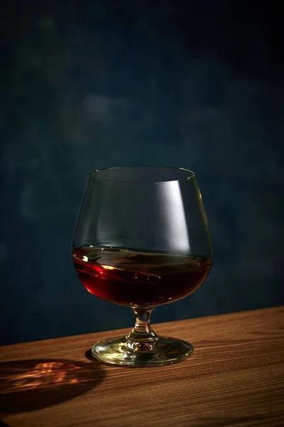 Foto Vicino Bicchiere Whisky Rum Brandy Gin Con Ombra Piedi — Foto Stock