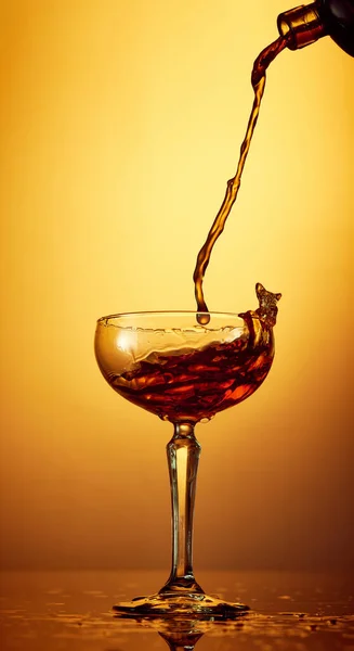 Foto Versare Whisky Rum Brandy Gin Bicchiere Alto Con Spruzzi — Foto Stock