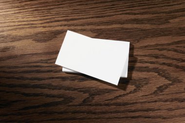 Modern kartvizit modelleme şablonu. Kurumsal kimlik, reklam, kişisel, ahşap zemin üzerinde kırtasiye tasarımları. İş anlayışı, girişimcilik.