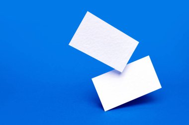 Kartvizit düzenleme şablonu. Kurumsal kimlik, reklam, kişisel, mavi arkaplan üzerine kırtasiye tasarımları. İş, işgal, girişimcilik kavramı.