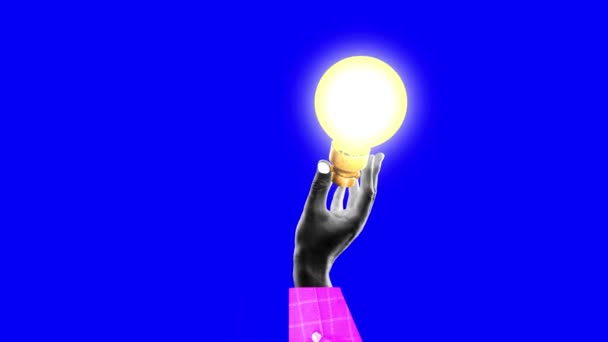 アニメーションを停止する 青い色の背景に大きな電球を持っている人間の手 クリエイティブ アートワーク シュルレアリズム 創造性 インスピレーション アイデア アート キャリア — ストック動画