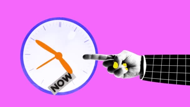 時間管理 アニメーションを停止する ピンクのスタジオのバックグラウンドで時間を指す大きな時計の近くに人間の手 コンセプト 締め切り 時間の不足 急いで — ストック動画