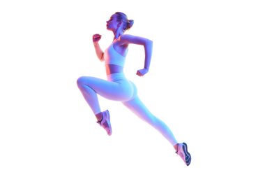 Aksiyonda koşan genç bir kadının beyaz arka planda neon ışıkta izole edilmiş bir portresi. Isınma turu. Spor anlayışı, fitness, sağlıklı yaşam tarzı, güç, gençlik, reklam. Boşluğu kopyala