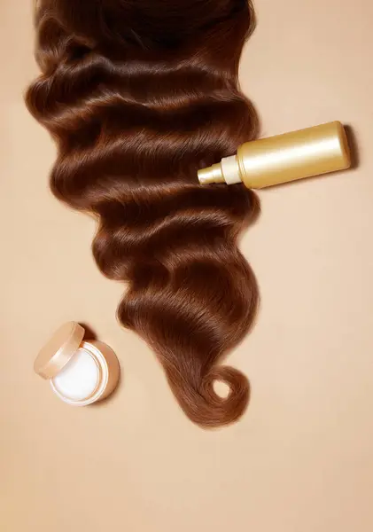 Φωτογραφία Από Γυναικεία Καστανά Μαλλιά Μάσκα Περιποίησης Μαλλιών Και Σπρέι — Φωτογραφία Αρχείου