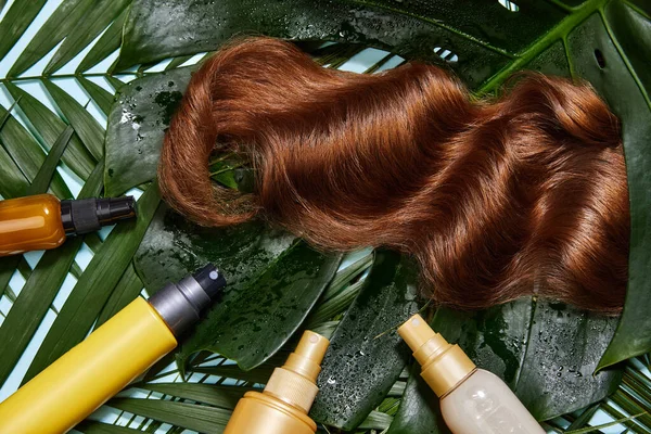 Μακριά Κυματιστά Καστανά Μαλλιά Και Προϊόντα Περιποίησης Μαλλιών Μπεζ Φόντο — Φωτογραφία Αρχείου