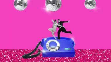 Mutlu, şık, sevimli genç çift, klasik kostümlü kadın ve erkek retro telefonda disko topunun altında dans ediyorlar. Hareketi durdur. Animasyon. Parti, boş zaman, kutlama, olay, eğlence, gençlik konsepti. Ad