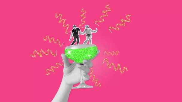 Kaunis Nuori Pari Mies Nainen Retrovaatteissa Tanssimassa Herkullisella Cocktaililla Vuosijuhlaa — kuvapankkivideo