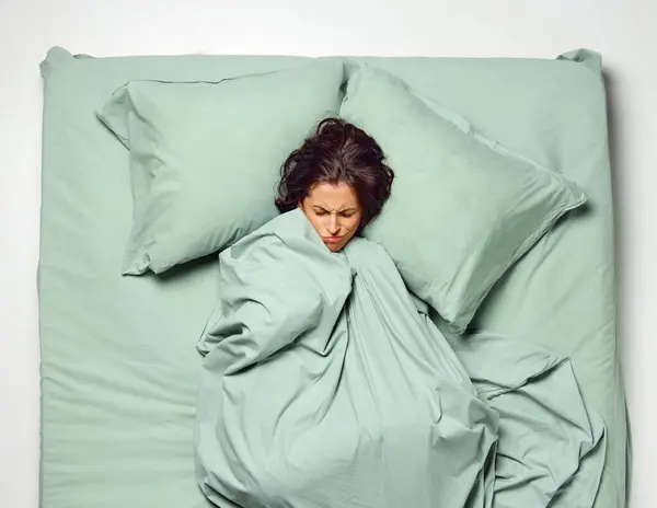 Jeune Femme Stressante Effrayée Couverte Couverture Dans Rêve Couché Dans — Photo