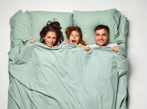 Ovanifrån Porträtt Leende Skrattande Människor Sängen Söta Barn Liggande Kul — Stockfoto
