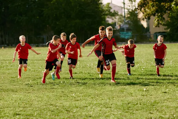 Πλήρες Πορτρέτο Των Παιδιών Ποδοσφαιριστές Που Τρέχουν Στον Αθλητισμό Γήπεδο — Φωτογραφία Αρχείου