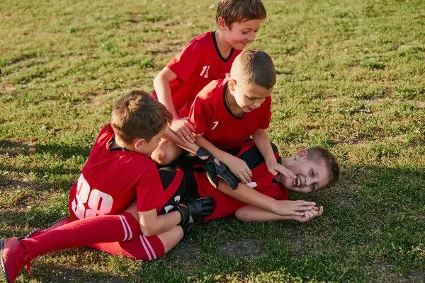 楽しいおかしな子供のサッカー選手のチームスポーツ スコアスコアのゴール後にモーションで試合のフットボールフィールド サッカーをする スポーツライフスタイル レジャー活動のコンセプト アドベンチャー — ストック写真