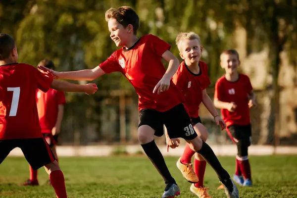 Full Length Φωτογραφία Των Παιδιών Ποδοσφαιριστές Στον Αθλητισμό Ομοιόμορφη Εκπαίδευση — Φωτογραφία Αρχείου
