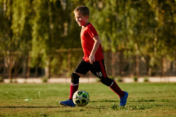 Full Length Side View Portrait Kid Ποδοσφαιριστής Στον Αθλητισμό Ομοιόμορφη — Φωτογραφία Αρχείου