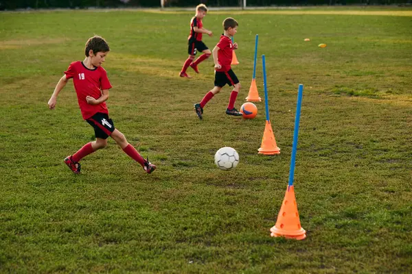 Jogador Futebol Infantil Esporte Bola Treino Drible Uniforme Prepare Para — Fotografia de Stock