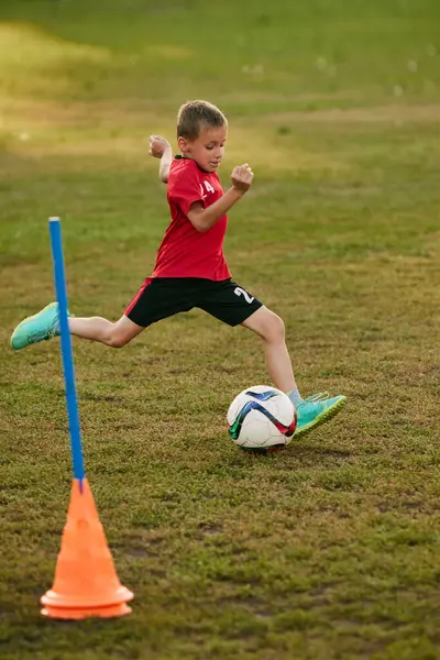 赤いスポーツユニフォームトレーニングキックボールのボーイサッカー選手は 運動中のフットボールフィールドに一致するように準備します サッカーをする 子供のチームゲーム スポーツライフスタイル アクティビティ 趣味の概念 アドベンチャー — ストック写真