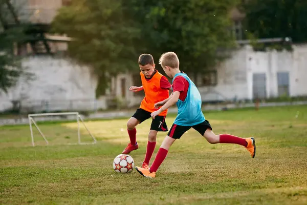 少年はサッカーをするスポーツユニフォームを着ている ランニングとキックボールの選手間の競争 子供の学校のチーム スポーツ ライフスタイル アクティビティ 試合の概念 アメリカ合衆国 — ストック写真