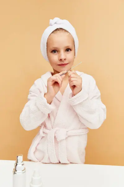 Nahaufnahme Porträt Eines Kleinen Mädchens Bademantel Und Handtuch Feilen Nägel — Stockfoto