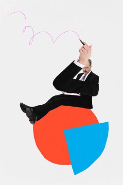 Çağdaş sanat kolajı. Modern yaratıcı sanat eserleri. Dostum, resmi olarak büyük bir çember şeması, çizelgesi ve devasa sanat notları üzerinde oturan bir iş adamı. İş anlayışı, pazarlama, ticaret. ad.