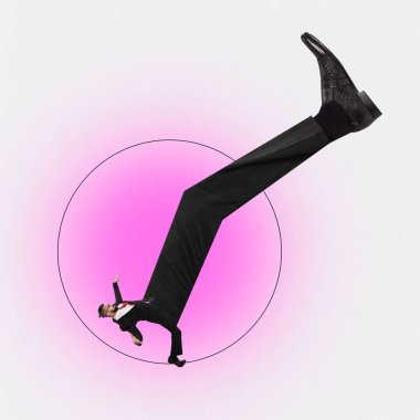 Poster. Çağdaş sanat kolajı. Modern yaratıcı sanat eserleri. Yoğunlaşmış adam, patron, giyinmiş lider kocaman bacağıyla resmen çemberden büyük bir adım attı. İş kavramı, hedefler, başlangıç, ticaret.