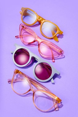 Poster. Modern fotoğraf, farklı çerçeveler, parlak renkli arka planda güneş gözlüğü. Moda yaz aksesuarları. Güzellik anlayışı, trendler, satışlar, alışveriş. Uzayı metin için kopyala. Ad