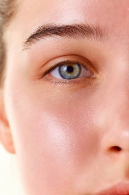 Yakından kesilmiş esmer, güzel bir kadının yüzü, gözleri. Güzellik prosedürleri. Cilt bakımı kozmetik tedavisi. İyi korunmuş ciltli bir model. Kavramsal gençlik, güzellik, sağlıklı yaşam tarzı, yaşlılık karşıtı. Ad