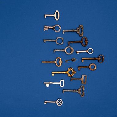 Düz anahtarlar. Dekoratif, klasik, antika anahtarlar saatler, tabutlar ve eşsiz şekilleri ve tasarımları olan kapılar. Tarih kavramı, ev, emlak, detay, klasik