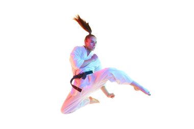 Genç kadın karate dövüşçüsü, karate ustası atlama, hareket eğitimi beyaz stüdyo geçmişinde izole edilmiş. Profesyonel spor, eğlence, sanat, hobi, kültür kavramı. İlan, metin için boşluk kopyala.