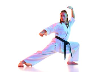 Kadın portresi, siyah kuşaklı kadın boksör, beyaz stüdyo arka planında izole edilmiş. Profesyonel spor, eğlence, sanat, hobi, kültür kavramı. Boşluğu kopyala.