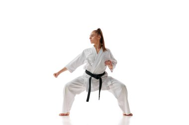 Siyah kuşak tekvando hocası siyah kuşak sahibi beyaz arka planda tek başına duruyor. Dövüş sanatları. Spor, eğlence, sanat, hobi, kültür kavramı. İlan, metin için boşluk kopyala.