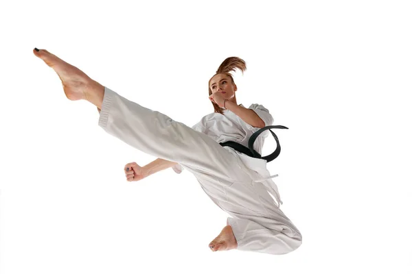 Vista Trasera Mujer Luchadora Karate Profesional Saltando Realizando Patada Acción — Foto de Stock
