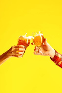 Bir kaç kadeh soğuk bira. Erkek ve kadın elleri hafif bira bardakları ve su sıçratarak tıkırdıyor. Alkol kavramı, Ekim Festivali, kutlama, parti, hayranlar, arkadaşlar. Ad