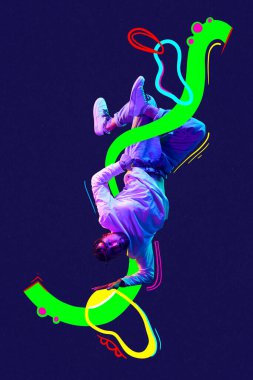 Poster. Çağdaş sanat kolajı. Neon filtreyle boyanmış erkek dansçı, açık renkli performans, koyu mod arka planına karşı, renkli elementlerle çevrili. Moda anlayışı, hobi. Uzayı kopyala Ad