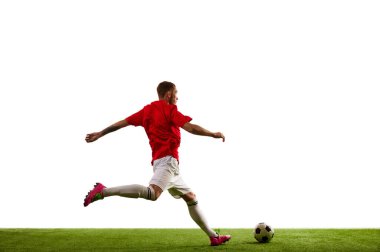 Topa mükemmel vurmayı düşünen profesyonel futbolcunun tam boy portresi. Futbolcular tereddütsüz ve kararlı bir şekilde odaklanır. Oyun, spor, eğlence, aktif yaşam tarzı kavramı.