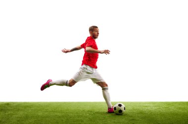 Profesyonel futbolcunun tam boy portresi topa mükemmel vurmayı düşünüyor. Futbolcular tereddütsüz ve kararlı bir şekilde odaklanır. Oyun, spor, eğlence, aktif yaşam tarzı kavramı.