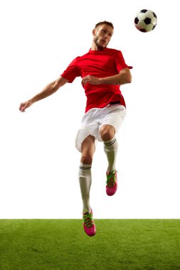Enerjik genç bir adam, kırmızı spor giyimli profesyonel bir oyuncu ve yeşil çimenli beyaz arka planda futbol numaraları öğreten botlar. Oyun, spor, eğlence, aktif yaşam tarzı kavramı.