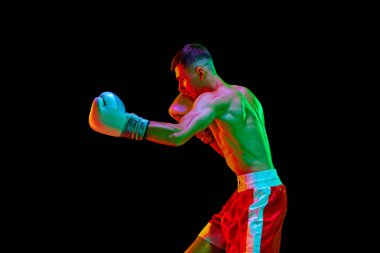 Erkek boksörün yan görünüş portresi, karışık dövüş sanatları dövüşçüleri, karışık neon filtreli arka plan, ışık. Spor anlayışı, aksiyon, hareket, sağlıklı yaşam tarzı. İlan için alanı kopyala.