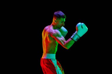 Sporcu boksör portresi, karışık dövüş sanatları dövüşçüsü antremanı karışık neon filtrede siyah mod arka plan, ışık. Spor anlayışı, aksiyon, hareket, sağlıklı yaşam tarzı. Boşluğu kopyala, ad.