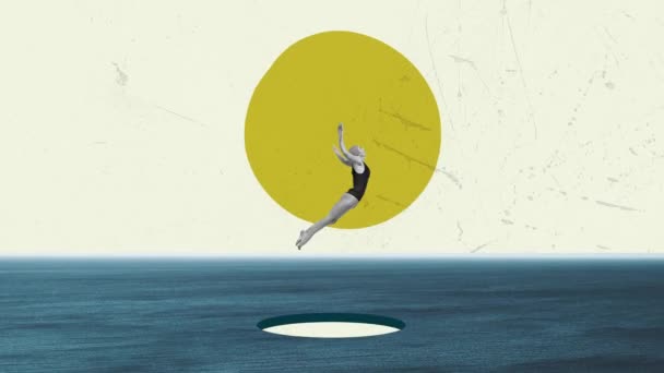 停止运动 身穿泳衣的瘦小女子在浅色背景下跳入水中 夏天的时间 简约主义夏天的概念 复古运动 创造力 想象力 — 图库视频影像
