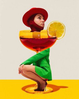 Poster. Çağdaş sanat kolajı. Modern soyut sanat eserleri. Tuhaf giyinmiş ve garip giyinmiş bir kadın büyük bir bardak martininin üzerinde oturuyor. Parti anlayışı, geleneksel içecekler, alkol, tat.