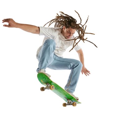 Modern saç stiline sahip genç bir adam hava izole beyaz stüdyo arka planında serbest stil numaraları yapıyor. Gençlik kültürü kavramı, aktif yaşam tarzı, tarz ve moda, yaratıcılık, sanat. İlan için alanı kopyala