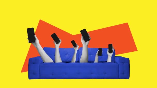停止运动 许多人的手拿着手机出现在沙发上 与黄色背景隔离 社交媒体的概念 普及程度 现代生活方式和广告 — 图库视频影像