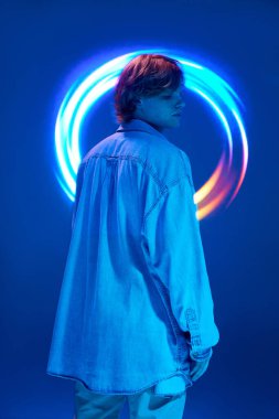 Neon ışıkları ve parlak renklerle poz veren çekici genç adamın arka plan portresi parlak, soyut, yaratıcı dijital yansıma. Güzellik kavramı, kendini ifade etme, duygular, moda, tarz.