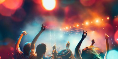 Dans ve neşe silueti sahne dumanı ve sahne ışıkları altında neon ışıkları eşliğinde kapalı alandaki favori müzik grubunun konserinde. Parti, festival, konser, müzik ve dans kavramı.