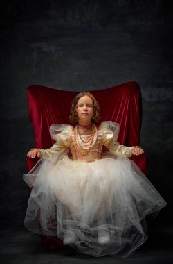 Aristokrat zarif bir ortaçağ insanı, küçük bir çocuk, eski moda elbiseler giyen bir kız tahtta oturuyor ve eskimiş bir geçmişe sahip. Tarihi yeniden yapılanma kavramı, çağların karşılaştırması, ortaçağ modası.