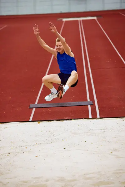 Bepaling Duidelijk Het Hardlopen Van Sprong Atletische Man Sportman Bevroren Stockfoto