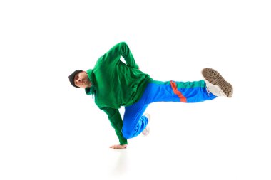 Genç atletik adam, break dans yapan hip-hop yapan B-boy, bir elinde break dans beyaz arka plana karşı hareket halinde olan bacakları kaldıran. Eylem kavramı, sanat, güzellik, spor, gençlik. Dansçı breakdance figürleri gösteriyor