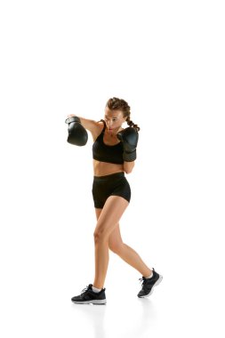 Dinamik ve yoğun, profesyonel bayan boksör atletizmini beyaz stüdyo geçmişine karşı sergiliyor. Bireysel spor kavramı, aktif yaşam tarzı, sağlık, rekabet, zorluklar