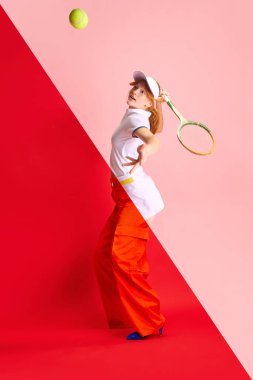 Değişik moda kıyafetleri içinde iki duygusal güzel kızın yaratıcı kolajı ve kırmızı-pembe arka planda duygularını ifade etmesi. Kendini ifade etme kavramı, insani duygular, yaşam tarzı. Ad.