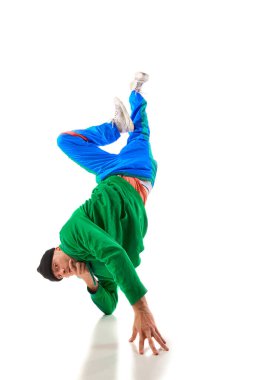 Hava bükme. Genç atletik adam, break dans yapan hip-hop yapan break dans yapan beyaz arka planda hareket eden bacaklar. Eylem kavramı, güzellik, spor, gençlik. Dansçı breakdance figürleri gösteriyor