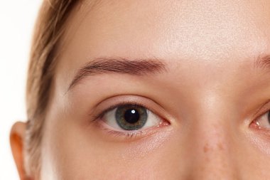 Makyajsız ve iyi korunmuş ciltli güzel gözlü kadın modelin kırpılmış görüntüsü. Yaşlanma karşıtı tedavi. Kavramsal gençlik, güzellik, sağlıklı yaşam tarzı, cilt bakımı, yüz bakımı. Ad